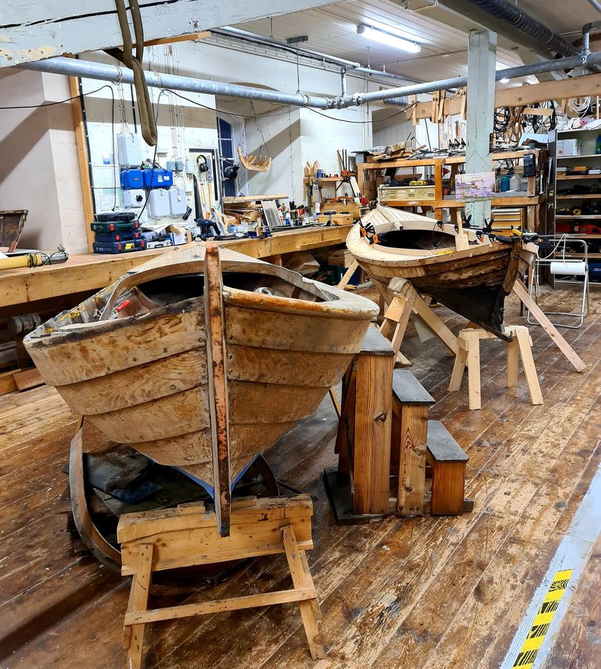 I Slup- och barkasskjulet på Stumholmen sker mirakulösa framsteg i renoveringen av flera båtskönheter.