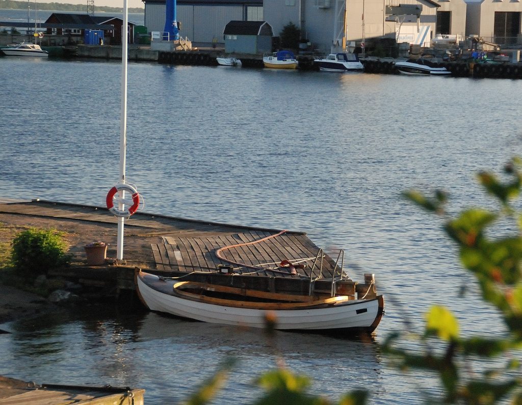 Visst är det ett av årets projekt från Båtbyggarlinjen, som ligger vid båtklubben på Björkholmen?