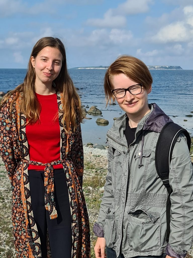 Larissa, gäststudent från Tyskland 2020, och Daria, gäststudent från Polen 2021 träffas mitt i Östersjön