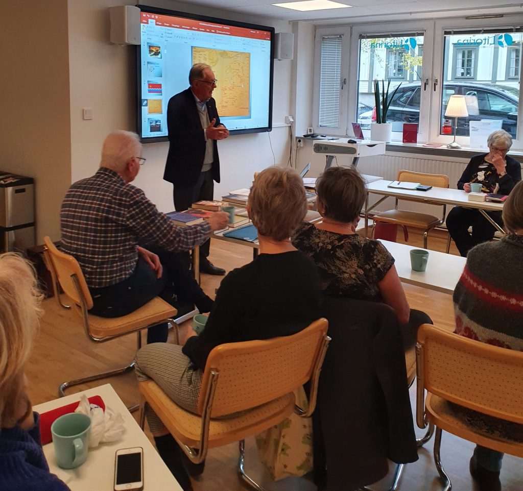 I går lyssnade deltagarna i kursen Östersjöpärlor på en spännande föreläsning om Estland.