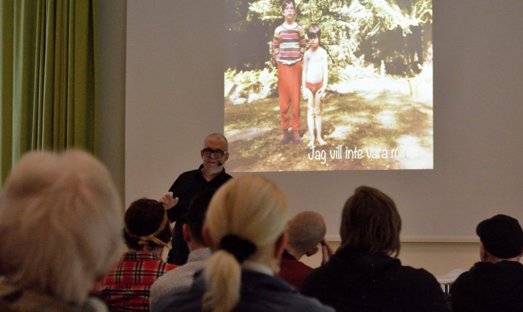 Lars Karlsson föreläste om sina erfarenheter som barnhemsbarn på 1980- talet.