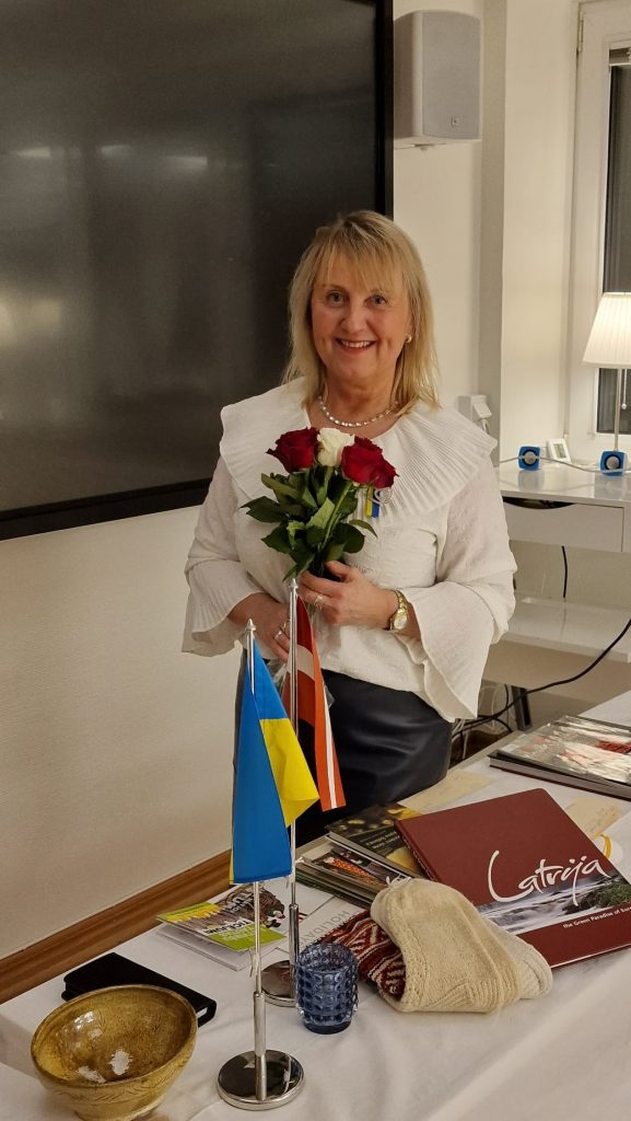 I gårkväll omvandlade Agrita Martinsone ett fullsatt Litorina Alamedan till sitt Lettland med stort hjärta, omsorg och kunskap.