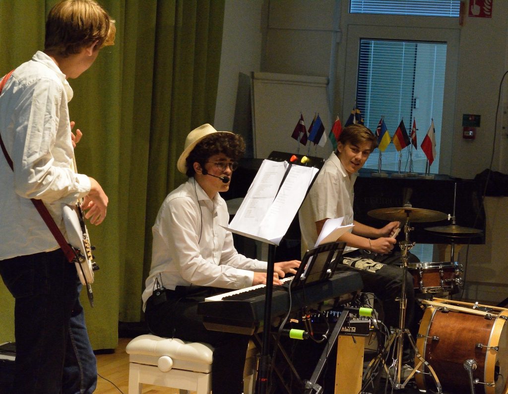 Alfons, Ivan och Måns gav en lysande konsert för alla studerande och personal.