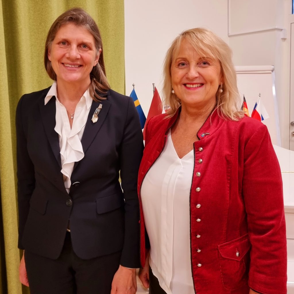 Vår rektor Agrita Martinsone är Lettlands honorärkonsul i Karlskrona. I dagarna 19-20 oktober hade hon uppdraget att stå för Lettlands ambassadör i Sverige HE fru Ilze Ruse officiella besök i Blekinge.