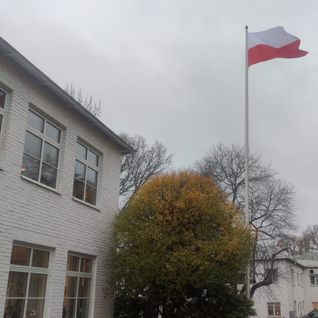Flaggan i topp på Litorina  när Polens nationella självständighetsdag firas