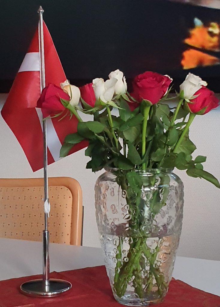 I fredags gratulerade vi Lettland på nationaldagen genom att hissa Lettlands flagga i topp och genom att ge vårt personalmöte en liten extra touche