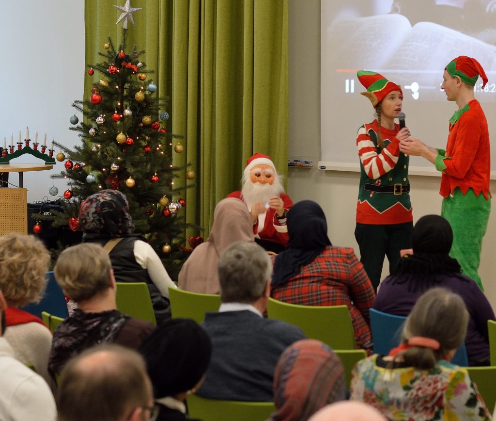 Underhållningen var på toppnivå i julstämningen i Aula Litorina i går, när det stora Jullotteriet var igång