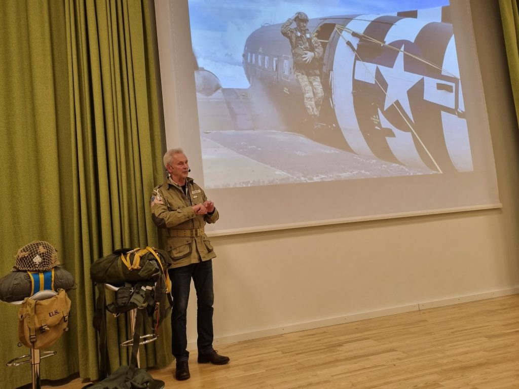 Fallskärmsjägaren Thomas Lundahl föreläste om Operation Overlord på D-Day i Normandie